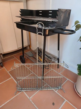 Barbacoa de metal negra. Poco uso. 60x40