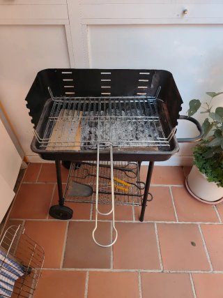 Barbacoa de metal negra. Poco uso. 60x40