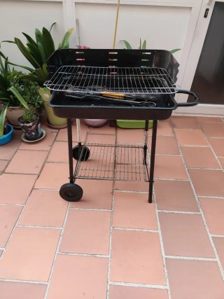Barbacoa de metal negra. Poco uso. 60x40
