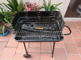 Barbacoa de metal negra. Poco uso. 60x40
