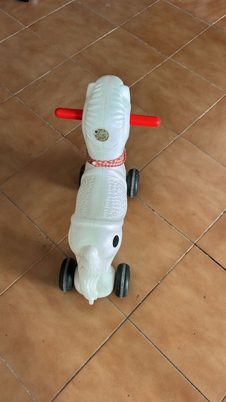 Caballo de juguete blanco con ruedas
