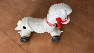 Caballo de juguete blanco con ruedas
