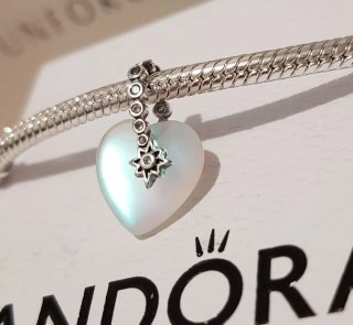 Charm Corazón Iriscente en olata