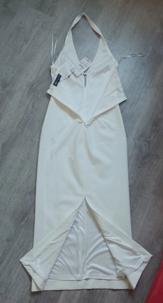 Vestido midi Zara beige con etiqueta