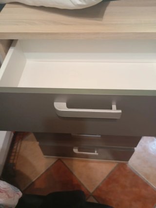 Mesitas de noche de madera y plástico