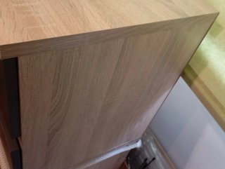 Mesitas de noche de madera y plástico