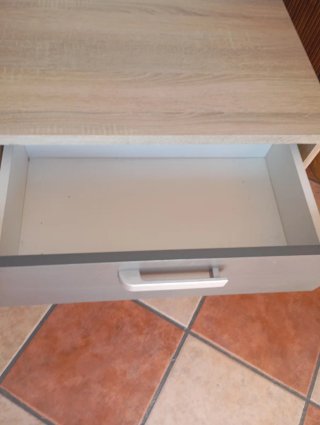 Mesitas de noche de madera y plástico