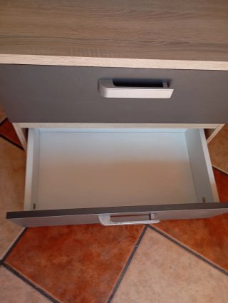 Mesitas de noche de madera y plástico