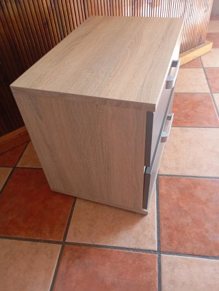 Mesitas de noche de madera y plástico