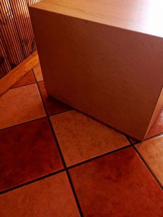 Mesitas de noche de madera y plástico