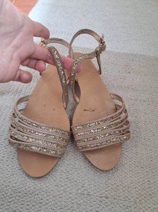 Sandalias doradas con tiras y pedrería