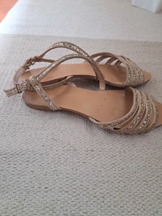 Sandalias doradas con tiras y pedrería