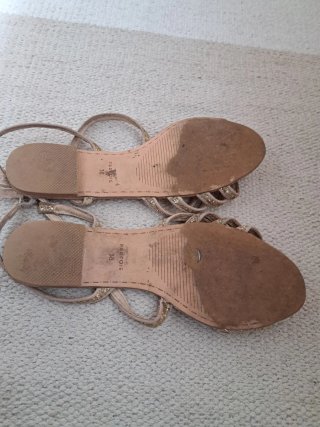 Sandalias doradas con tiras y pedrería