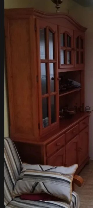 Mueble de madera con vitrina