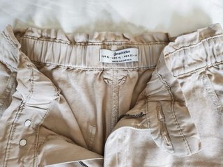 Pantalón globo beige Stradivarius