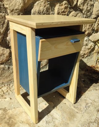 Mesita de noche de madera