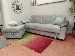 Sofá cama gris con arcón y puff