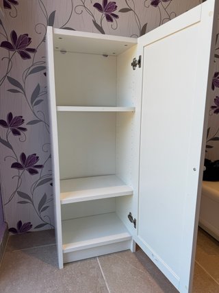 Guardaroba IKEA bianco con ripiani regolabili