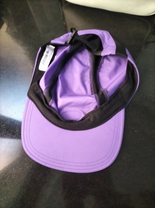 Gorra Adidas Morada y Negra
