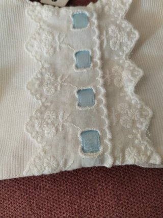 Babero de cuerpo blanco con bordado y cinta