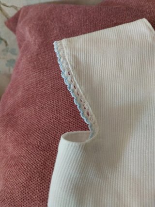 Babero de cuerpo blanco con bordado y cinta