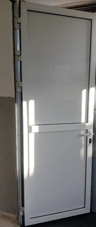 Puerta aluminio nueva