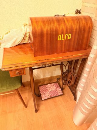 Máquina de coser Alfa antigua