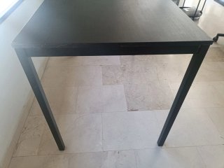 Mesa de comedor negra de madera
