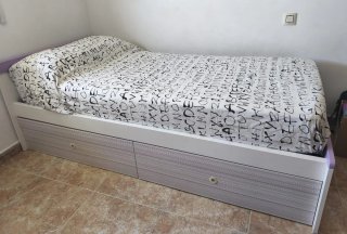 Cama con dos cajoneras, regalo lámpara a juego