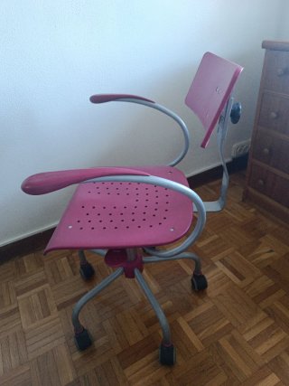 Silla de escritorio rosa y gris