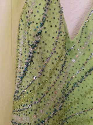 Vestido de fiesta verde con pedrería