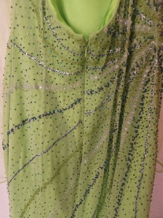 Vestido de fiesta verde con pedrería