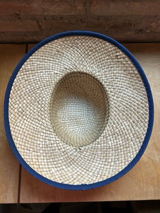 Sombrero de paja con cinta azul