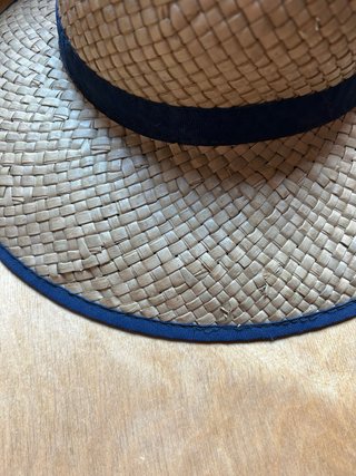 Sombrero de paja con cinta azul