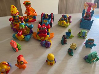 Lote Superthings Coche Grande + Figuras