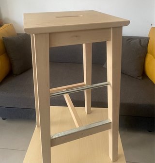 Taburete de madera y metal
