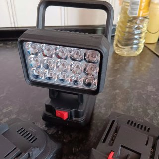 Luz LED 21V con 2 Baterías y Cargador