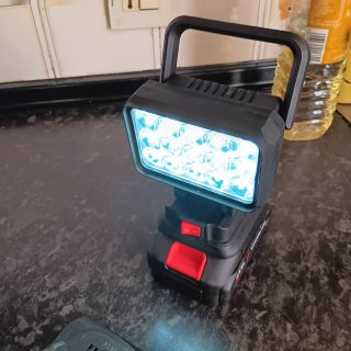Luz LED 21V con 2 Baterías y Cargador