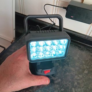 Luz LED 21V con 2 Baterías y Cargador