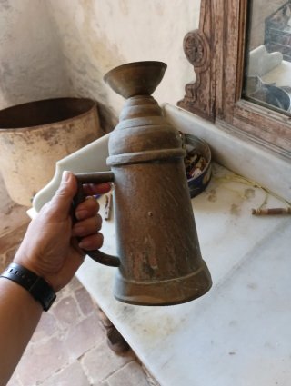 Antigua jarra de latón con asa barbería