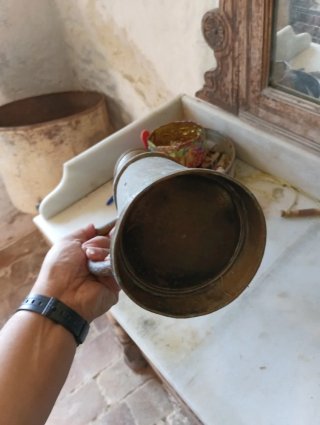 Antigua jarra de latón con asa barbería