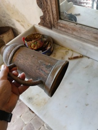 Antigua jarra de latón con asa barbería