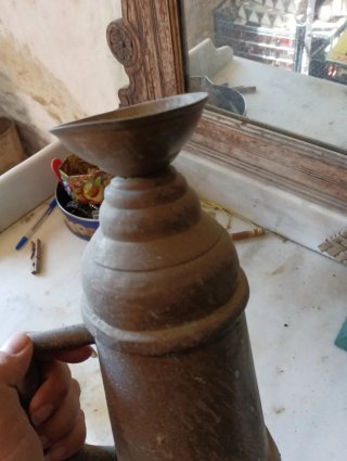 Antigua jarra de latón con asa barbería