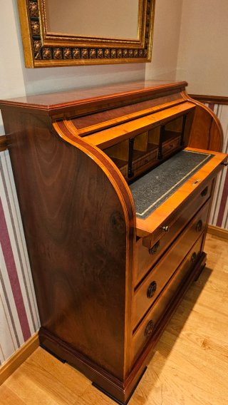 Escritorio bureau de madera con cajones y bandeja