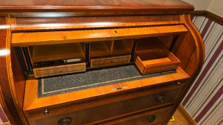 Escritorio bureau de madera con cajones y bandeja