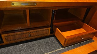 Escritorio bureau de madera con cajones y bandeja