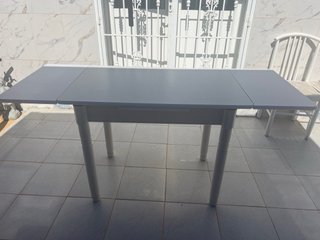 Mesa extensible blanca de plástico