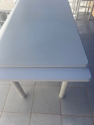 Mesa extensible blanca de plástico
