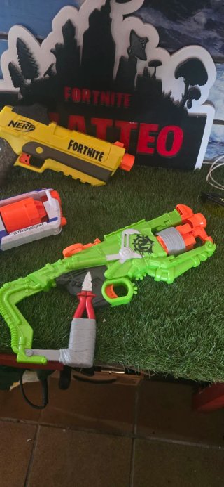 Lote 5 Pistolas Nerf y Accesorios