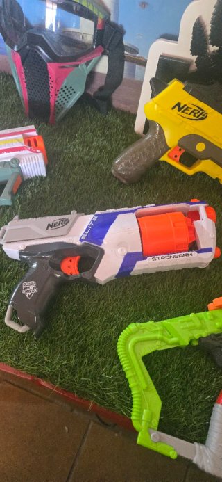 Lote 5 Pistolas Nerf y Accesorios